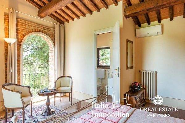 Schöne helle Villa in herrlicher Lage mit Türmchen, Pool, Weinberg und Olivenhain