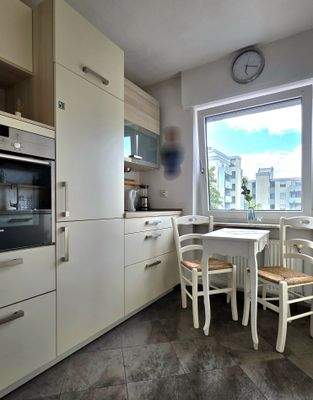 Küche mit Einbauküche