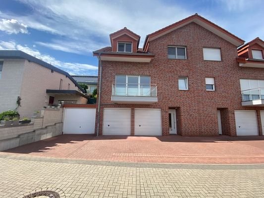 Fronansicht mit Garage / Balkon  