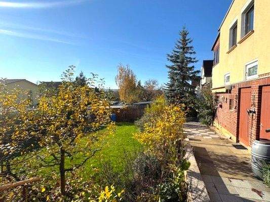 Gartengrundstück im Sommer