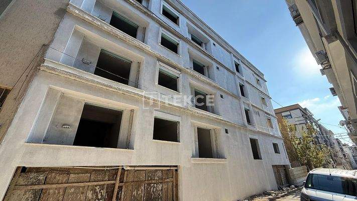 Apartment with Balcony and Elevator Building in Karşıyaka İzmir