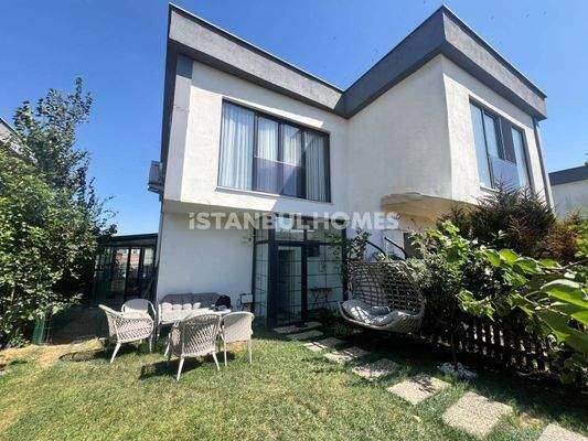 4-Bedroom Villa with a Private Pool in Istanbul Buyukcekmece