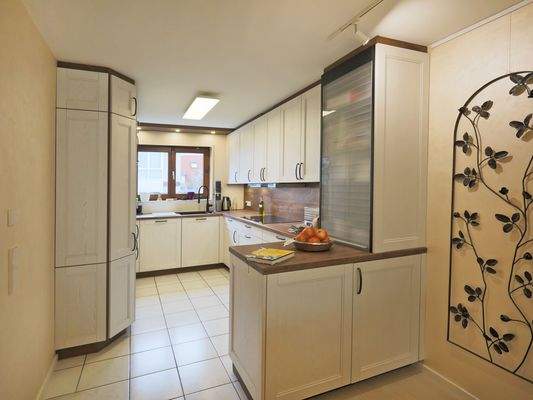 Moderne, neuwertige Küche mit viel Stauraum