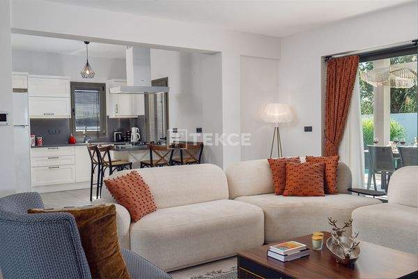 Villa with a Pool and Garden Near Çalış Beach in Fethiye