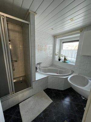 Bad mit Dusche und BaWa