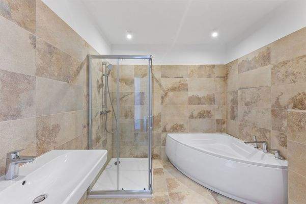 Das moderne Badezimmer mit Eckbadewanne