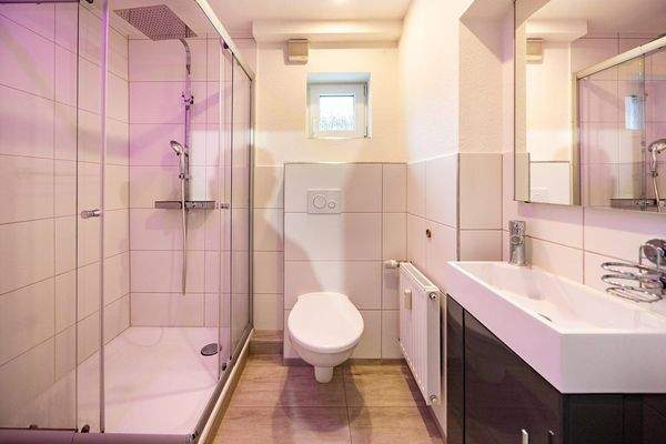Altbau, Maisonette hinten, EG: modernisiertes Tageslichtbad mit Dusche