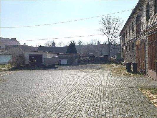 Nebengebäude und Garage