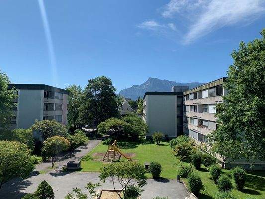 Ausblick von der sonnigen Loggia auf den Untersberg