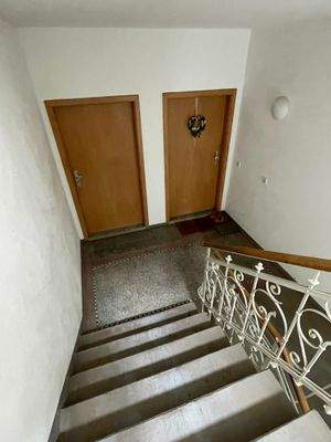 Treppenhaus mit Blick zur Wohnungseingangstür