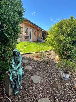 Blick von der unteren Terrasse zum Gartenhaus 