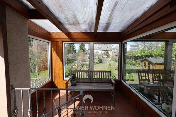 überdachter Eingangsbereich