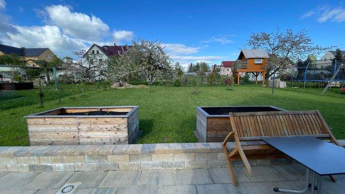 Terrasse mit Blick in den Garten