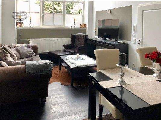 ...edler dunkler Eicheparkett...