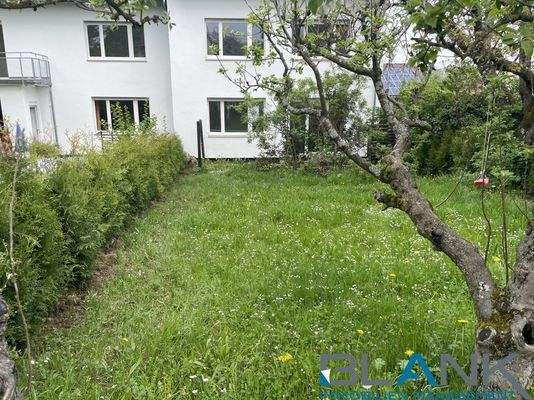 Hausansicht mit Garten