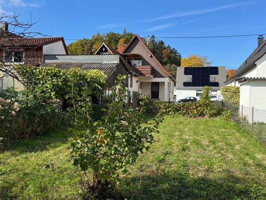 Blick vom Garten zum Haus