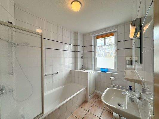 Badezimmer mit Fenster