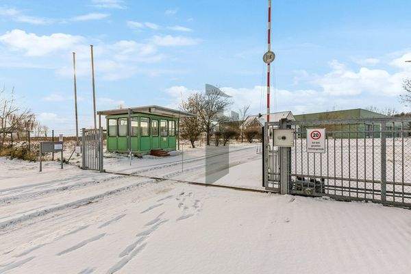 Zufahrt Betriebsgelände + Pförtnerhaus