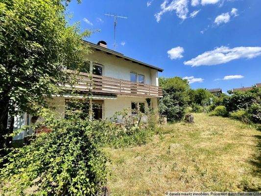 Blick auf derzeitiges Haus und Teil vom Grundstück