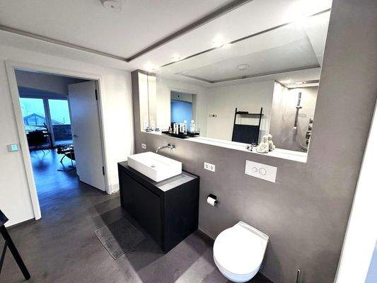 Große beleuchtete Spiegelfront