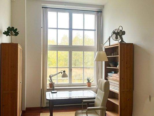 Helles Arbeitszimmer