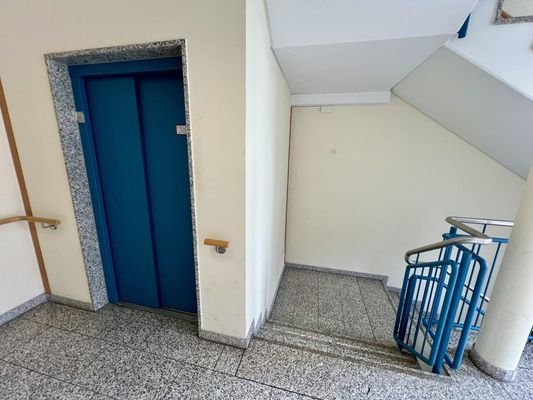 Treppenhaus mit Aufzug