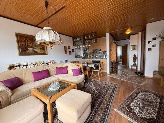 Blick ins Wohn/Esszimmer mit Küche