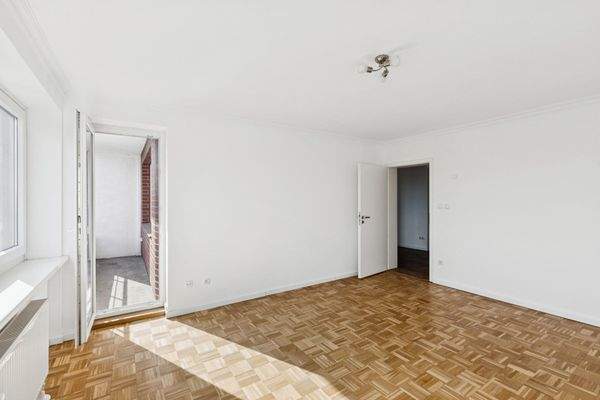 Blick vom Wohnzimmer in Richtung Balkon und Flur