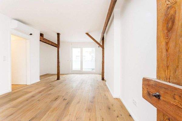 Geräumiges Wohnzimmer mit offener Küche