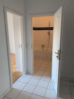 Innenflur mit Blick zum Badezimmer