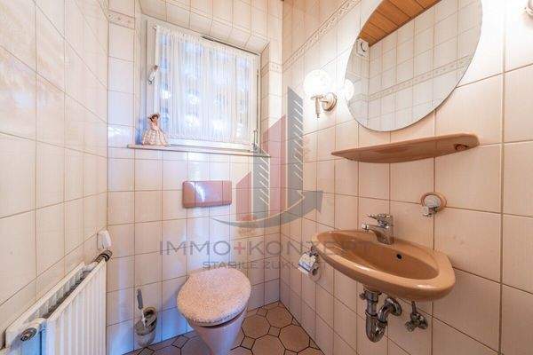 und das sich vorne befindende Gäste-WC