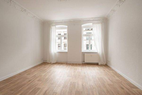 Wohnzimmer mit liebevoll designter Stuckdecke