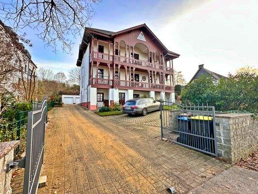 Grundstückszufahrt neben dem Haus