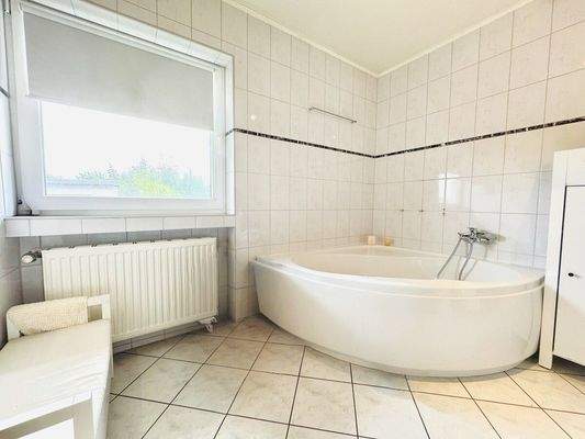 Badezimmer (EG)