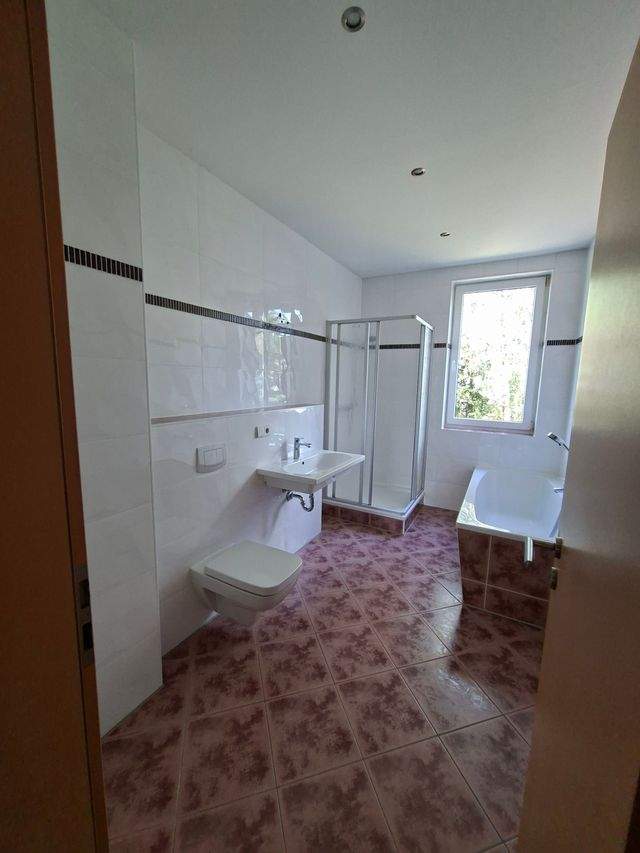 Helle 3 Raum Wohnung mit Balkon, Bad mit Dusche und Wanne ab sofort in Zwickau zu vermieten - Photo 5