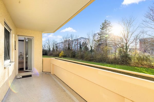 Überdachter Balkon/Loggia in Richtung SÜD WEST