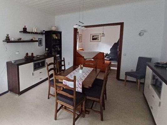 Esszimmer mit Durchgang zum Wohnzimmer EG