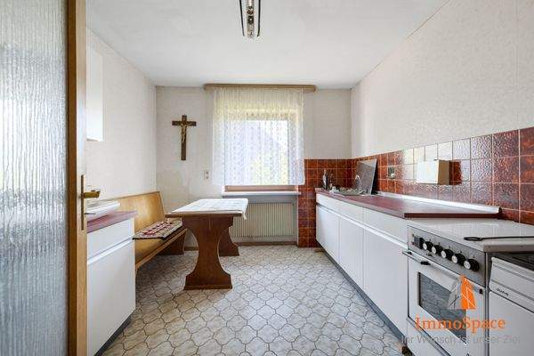 Küche mit integriertem Essplatz im Obergeschoss