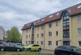 Objektvorderseite mit Autostellplatz