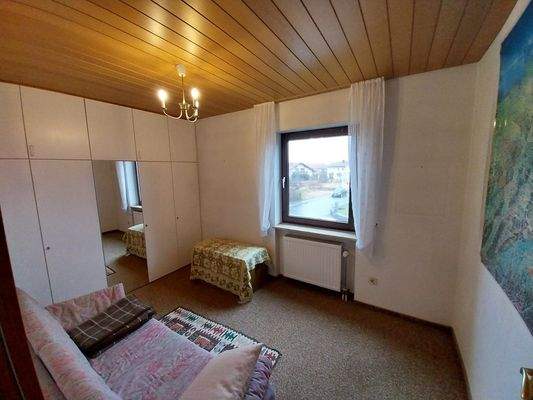 Zimmer 1 mit Einbauschrank weiß