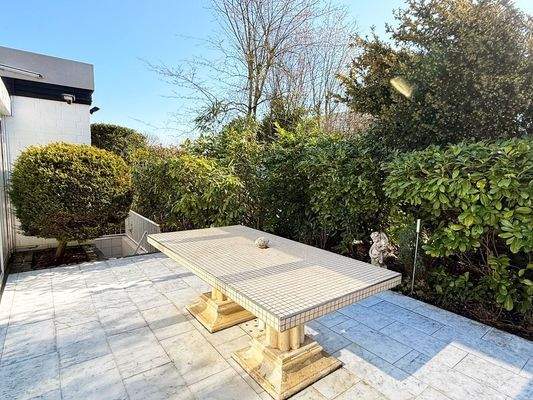 Nicht einsehbare Sonnenterrasse