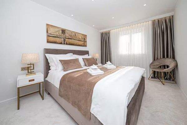 Ruhig gelegenes Schlafzimmer mit edlem Teppichboden