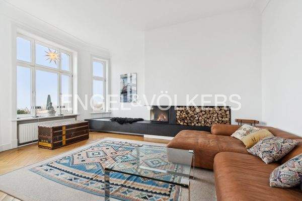 Das Kaminzimmer mit beheizter Sitzbank am Fenster zur Elbe