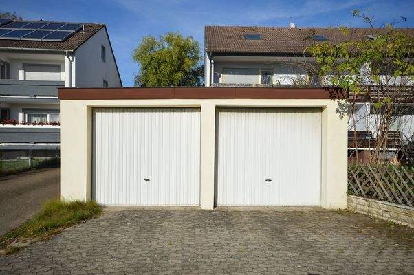 2 Garagen an Straße gelegen