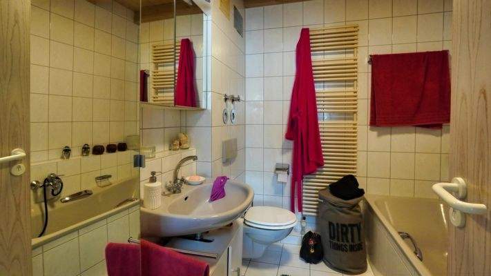 Badezimmer mit Wanne & Dusche