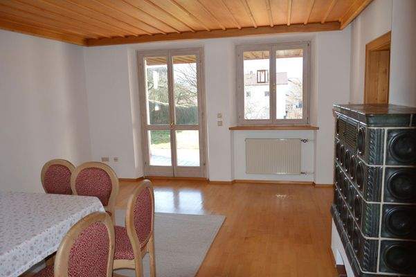 Esszimmer mit Kachelofen