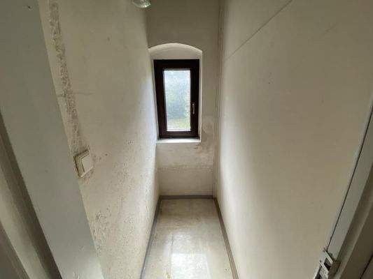 Abstellraum auf halber Treppe