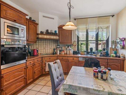 Einbauküche mit den üblichen E-Geräten