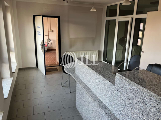 Blick vom Büro in die Halle