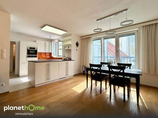 Essbereich mit Kuecheninsel